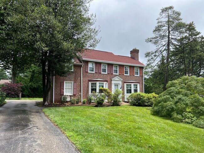 Primary Photo - Stunning 4-Bedroom Single Family Home in P...