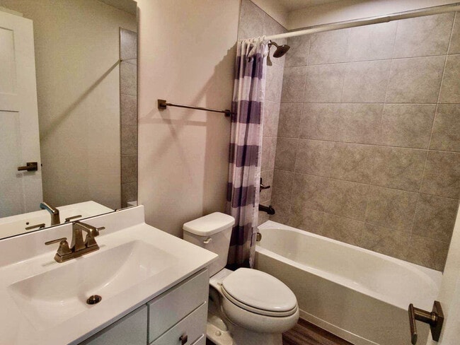 Building Photo - 319 Elm Ct.