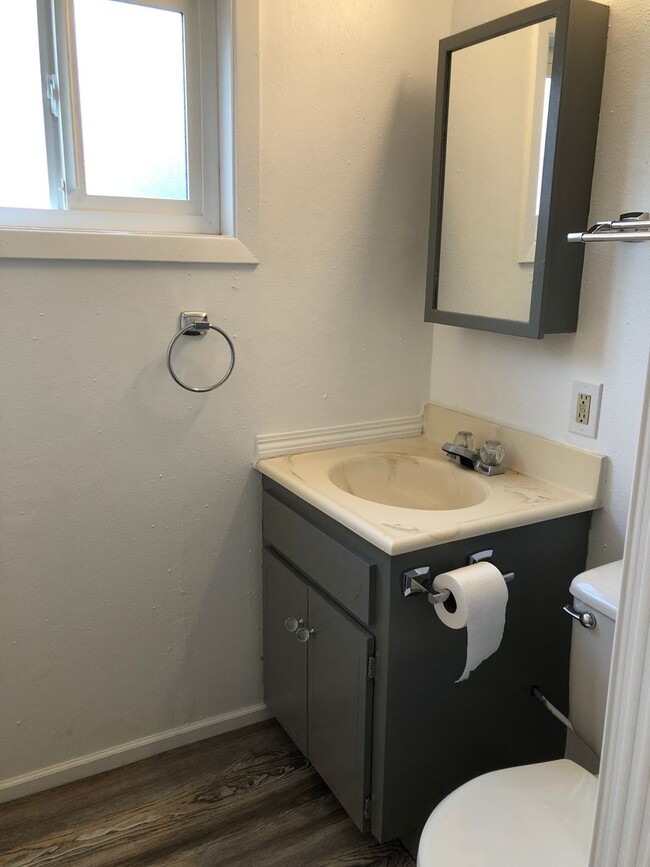 Building Photo - Recently Remodeled  2 Bedroom 1 Bathroom o...