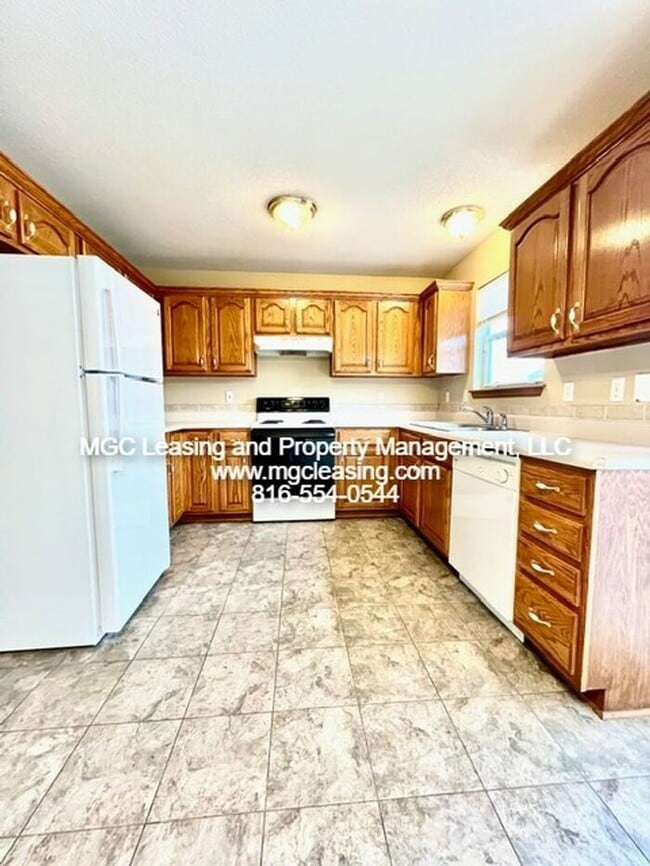 Building Photo - Updated Interior Townhome at Remington Village — Raymore, MO