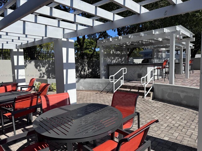 Building Photo - 1470 NE 123rd St