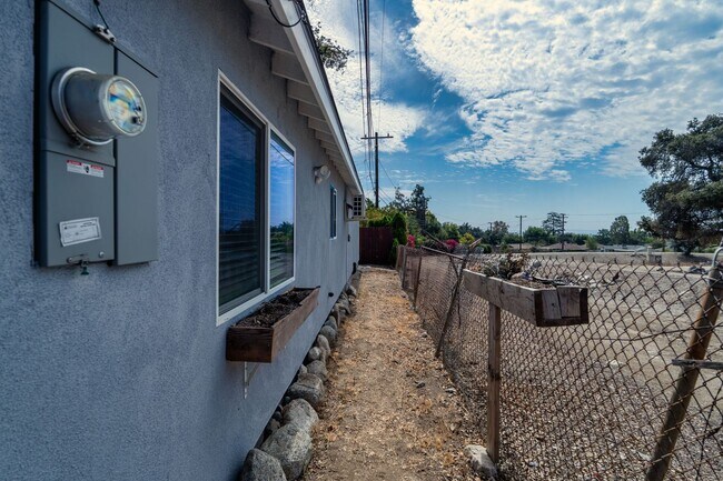 Building Photo - 449 Norumbega Dr