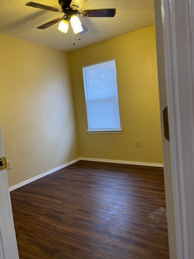 Building Photo - 4 bed 1.5 bath house