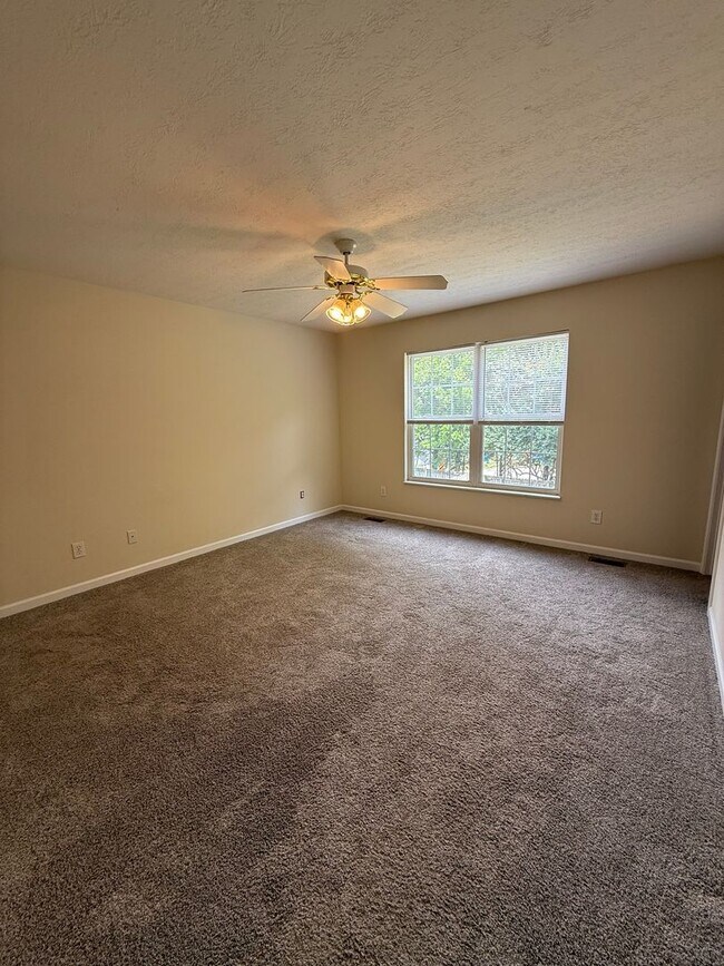 Building Photo - Lovely 4 Bedroom 2.5 Bath Home in convenient West Knox location