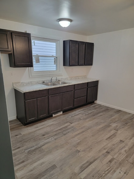 Building Photo - 362 E Hill St