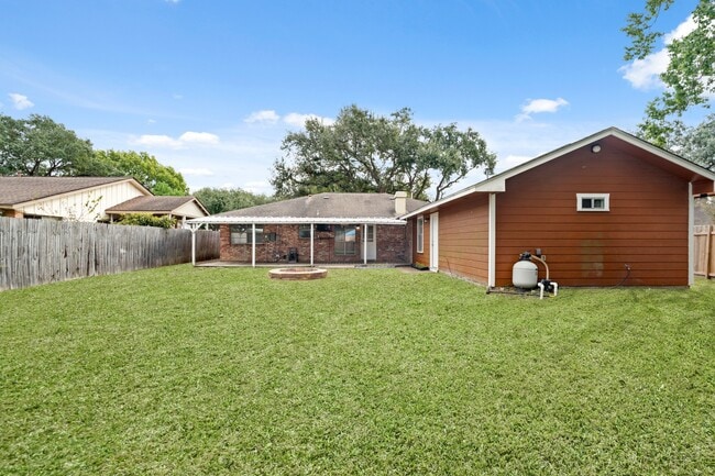 Building Photo - 2213 Baylor Dr