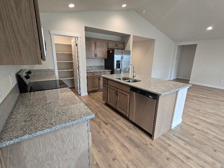 Building Photo - 323 Omphale St W