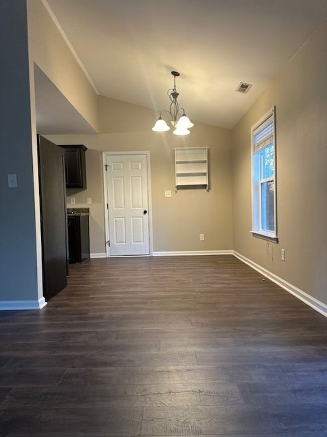 Building Photo - 3 Bed/2 Bath Home - 10 minutes to SJAFB!