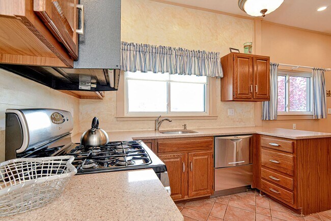 Building Photo - WINTER RENTAL: Two Beaches Cottage