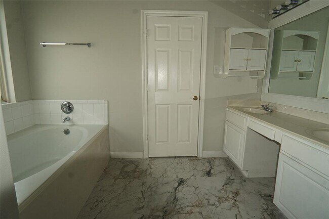 Building Photo - 3526 Gray Ridge Ct