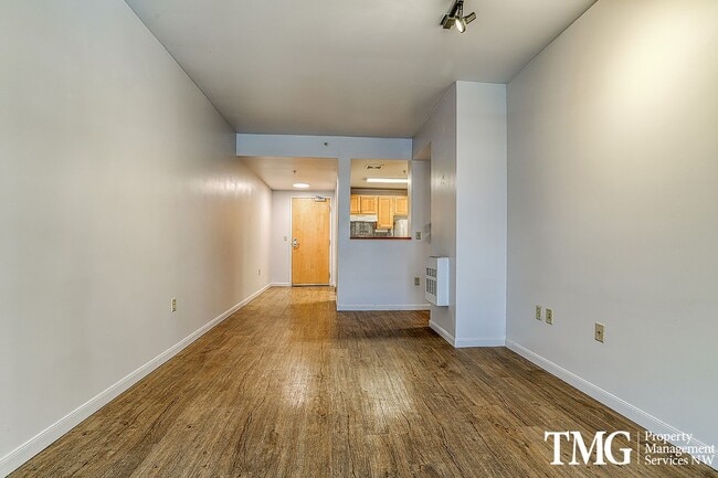 Building Photo - 2 Bed 2 Bath Downtown 3rd Floor Condo Wate...