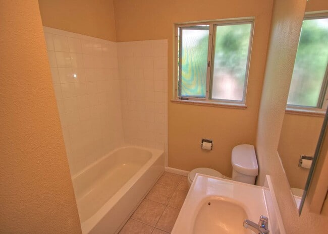 Building Photo - 2-Bed 1-Bath Duplex In Denver's University...