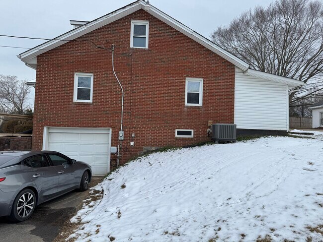 Building Photo - 10012 Ellis Rd