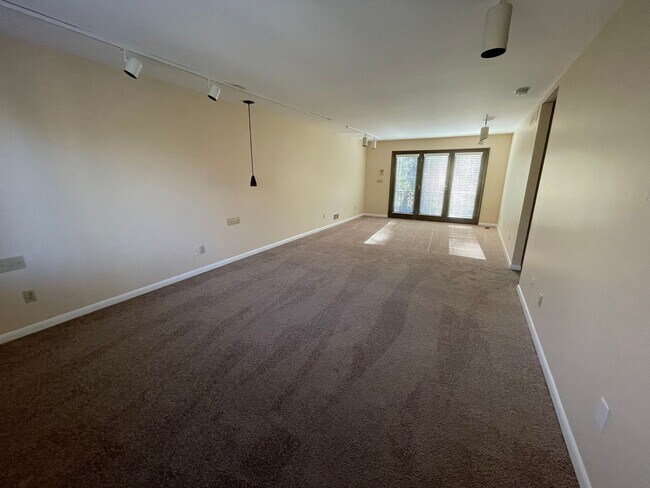 Building Photo - Glenview Hills HUGE 3 Bedroom 2.5 Bath Hom...
