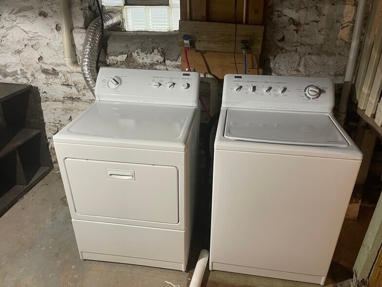 Washer / Dryer in Basement - 1449 E Long St