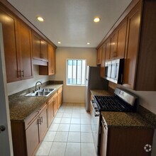 Building Photo - Large Upstairs 3-bedroom Apartment, Minute...