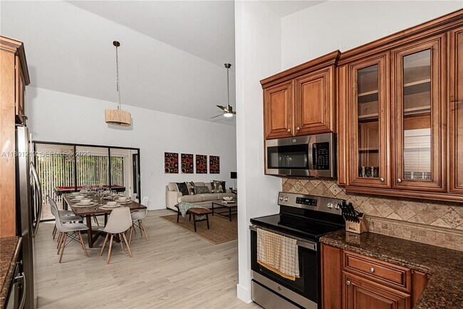 Building Photo - 216 SE 9th St