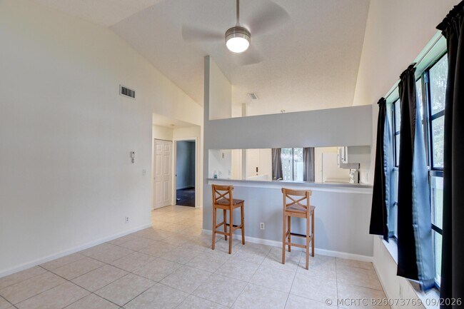 Building Photo - 499 Hardwood Pl