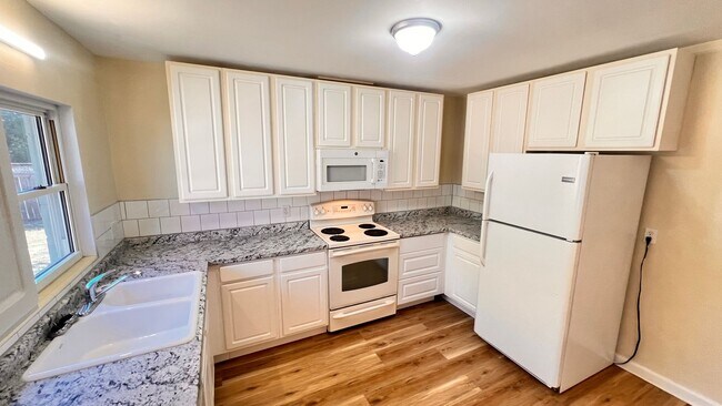 Building Photo - Charming 2-Bed Retreat in the Heart of Mount Dora! PRIME LOCATION! DONT MISS OUT!