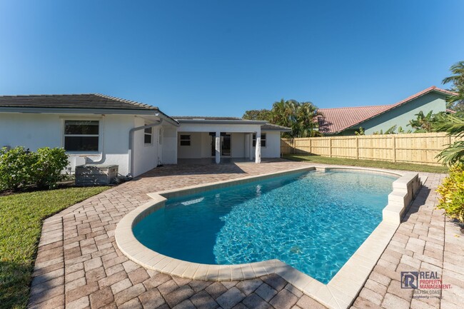 Building Photo - Beautifully renovated Tequesta POOL home 3...