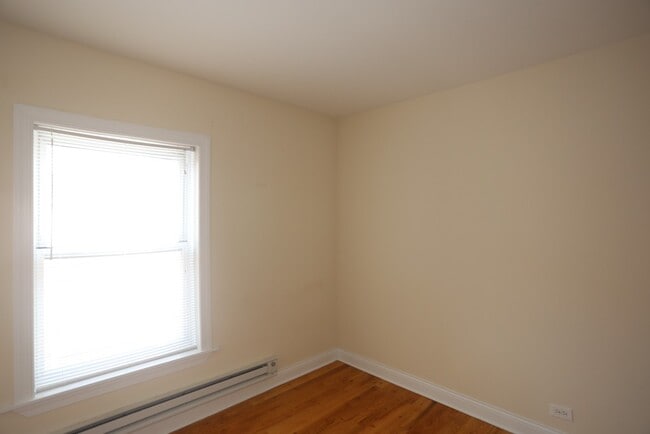 Building Photo - 727 W Cornelia Ave