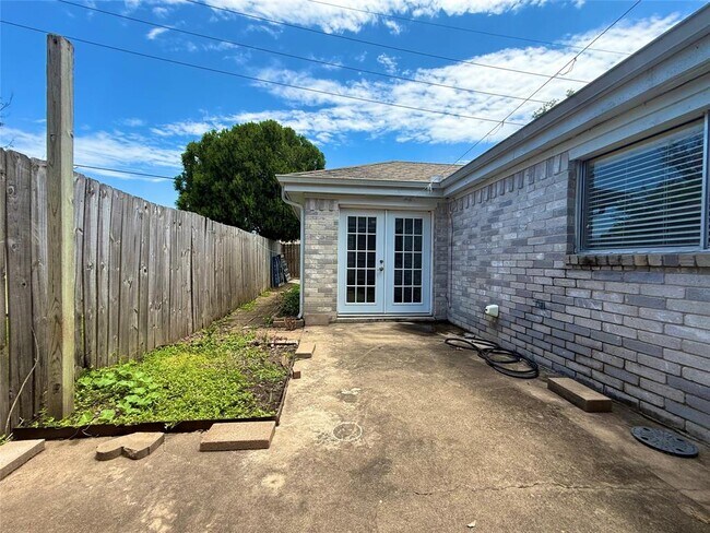 Building Photo - 2131 Highland Hills Dr