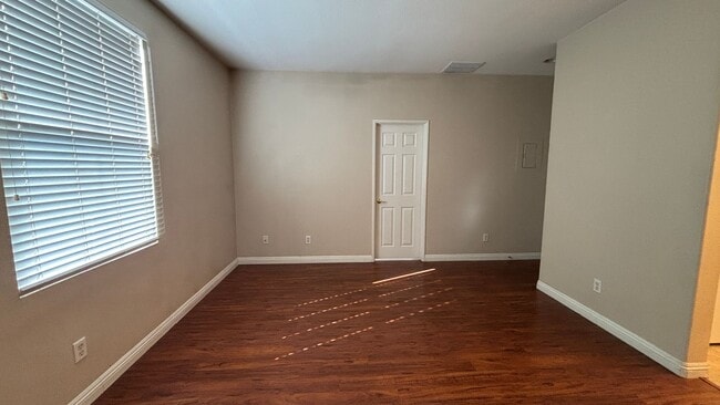 Building Photo - Lovely Townhouse Located in Lake Elsinore!