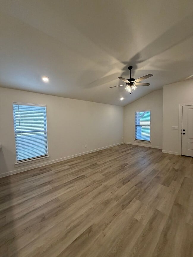 Building Photo - Harvest Neighborhood Beauty