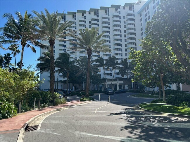 Building Photo - 2899 Collins Ave