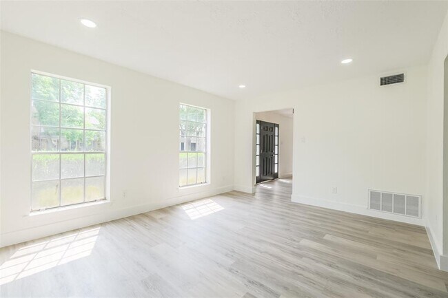 Building Photo - 1311 Sand Stone Dr