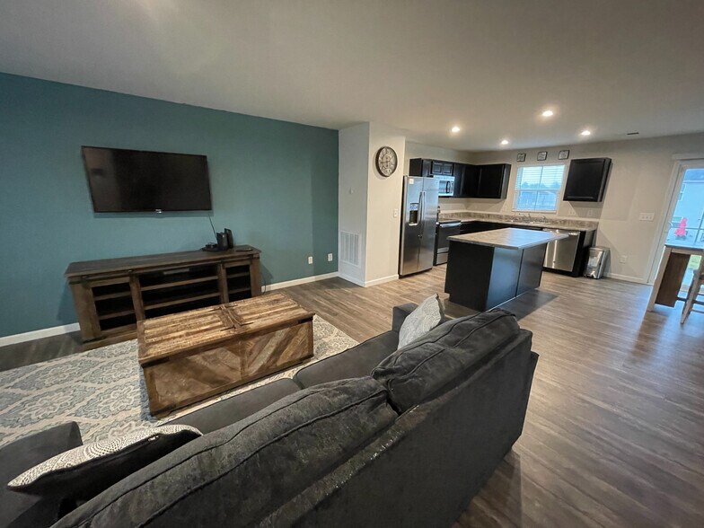 Building Photo - Room in Single Family Home on Bent Willow Dr