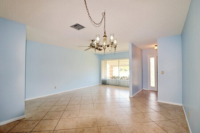 Building Photo - 831 Timberview Dr