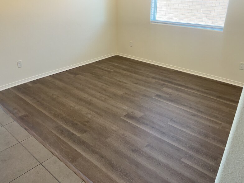 Building Photo - 904 Crown Ct NE