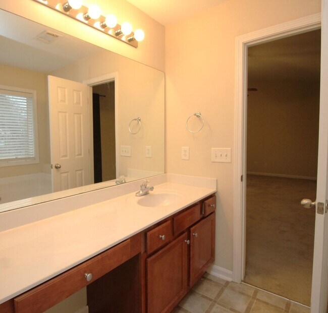 Building Photo - Walking distance to Downtown Sugar Hill!