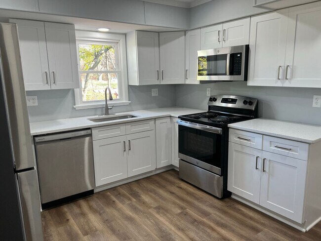 Building Photo - Renovated Rambler Close to METRO, Parks, &...
