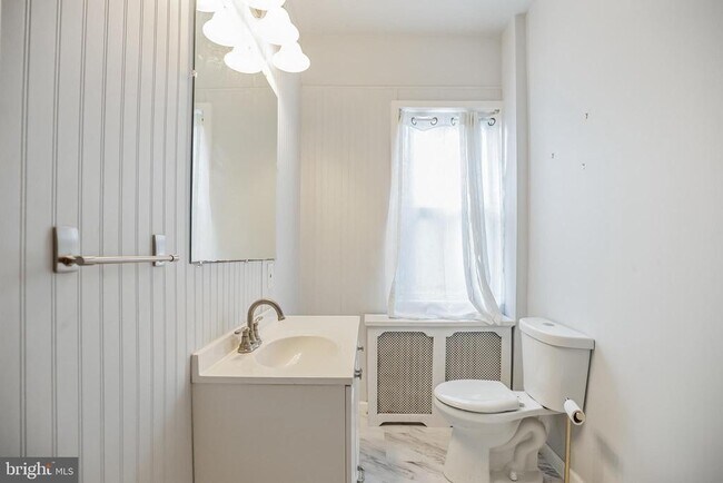 Building Photo - 117 Rochelle Ave