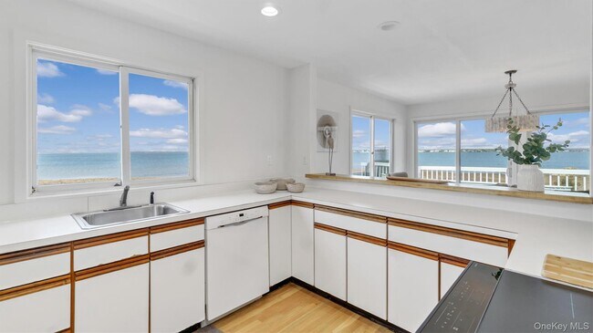 Building Photo - 552 Dune Rd