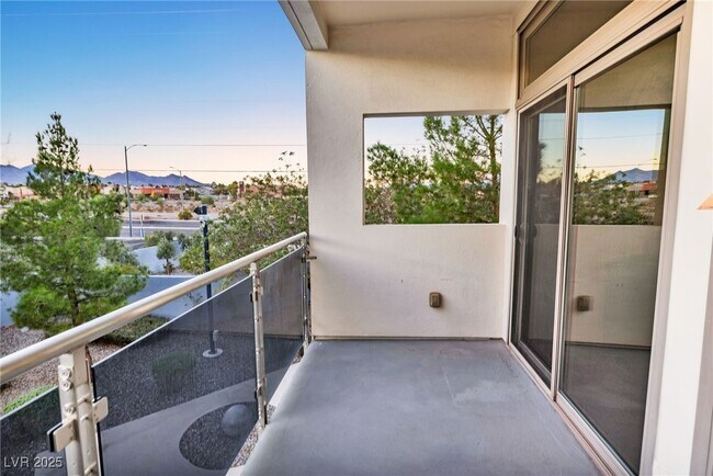 Building Photo - 8925 W Flamingo Rd