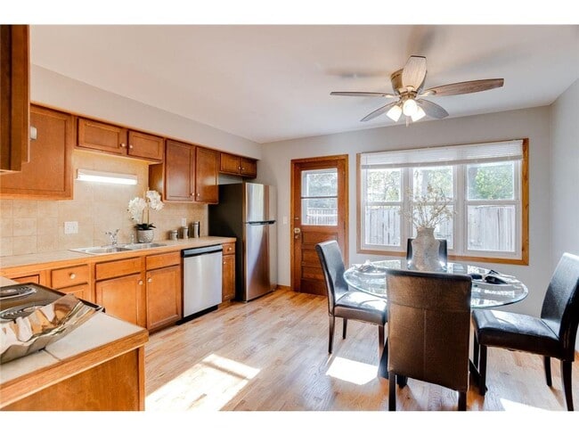 Building Photo - 821 Weeks Ave SE