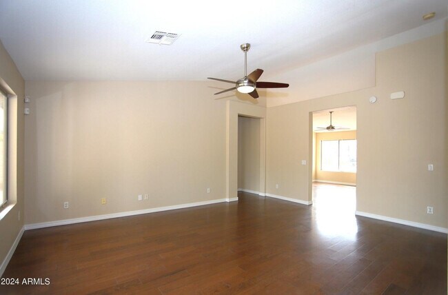 Building Photo - 1130 W Raven Dr