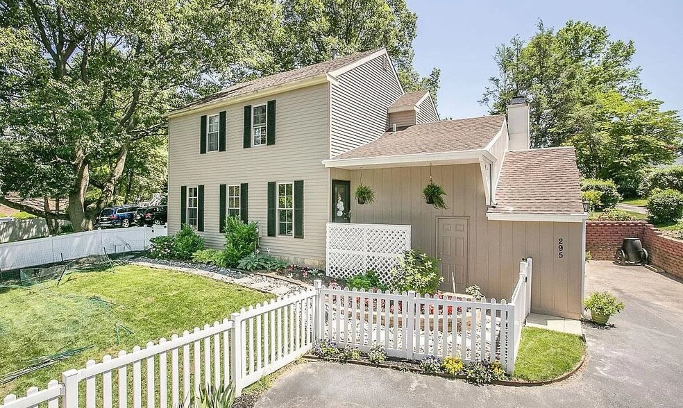 Building Photo - 295 Sugartown Rd