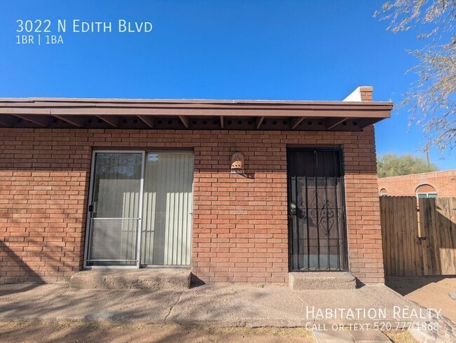 Building Photo - Adorable 1bed/1bath brick home w/ an enclo...