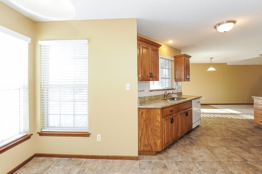 Building Photo - 2014 Mantilla Ln