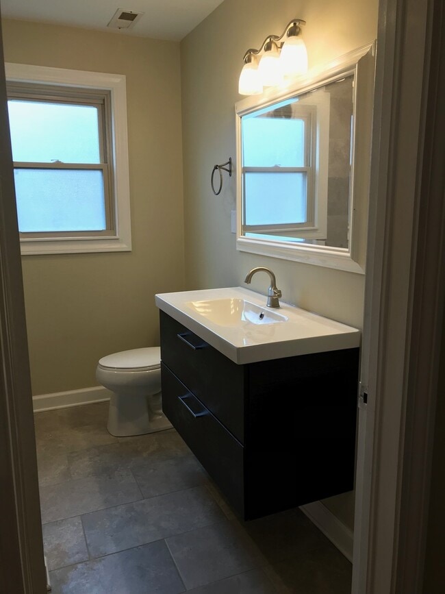 Building Photo - 3 Bedroom / 1 Bath Home - Johnson City, TN