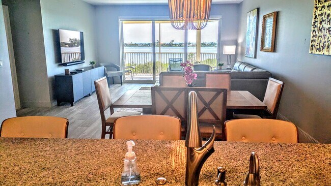 Building Photo - Annual Turnkey 3/3 penthouse on waterfront in Osprey