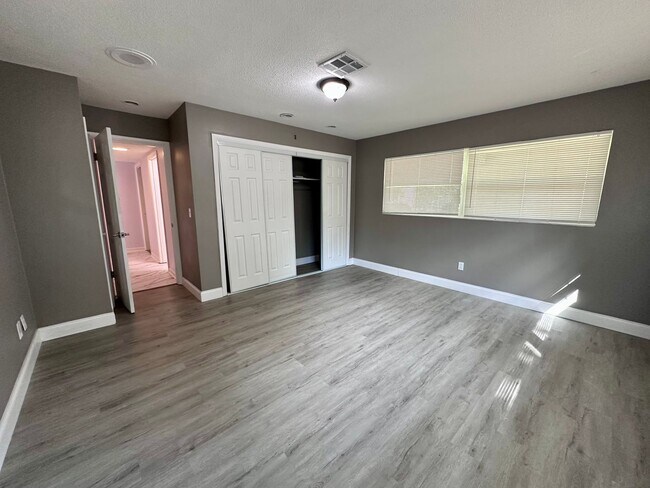 Building Photo - 5400 Lake Jessamine Dr