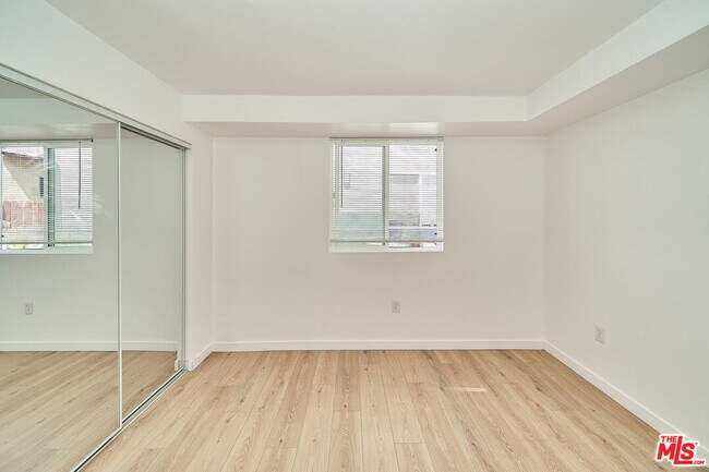 Building Photo - 965 S Lorena St