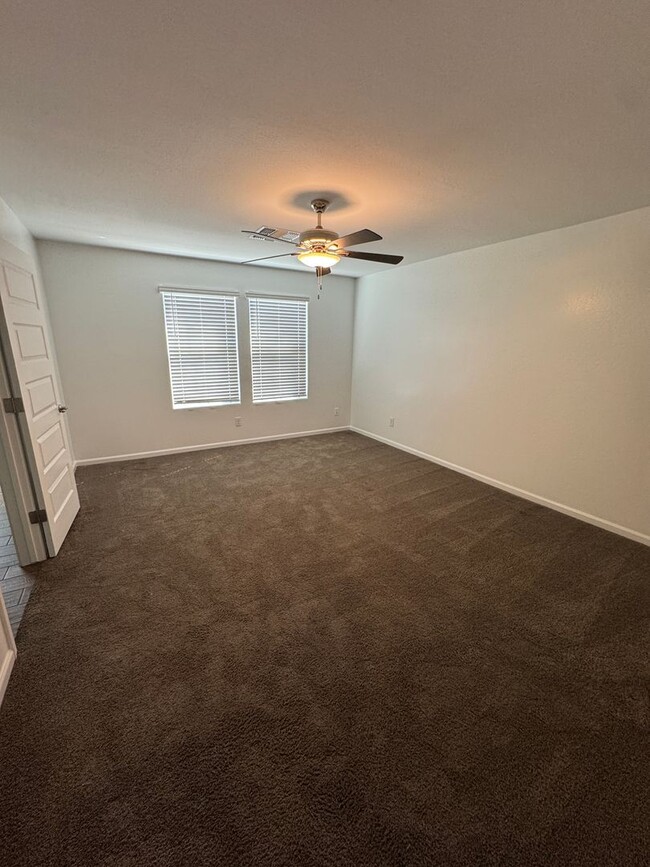 Building Photo - Beautiful newer townhome located in Tempe