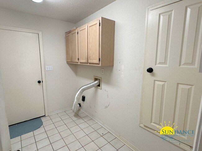 Building Photo - Stunning 3 Bedroom Home in Navarre