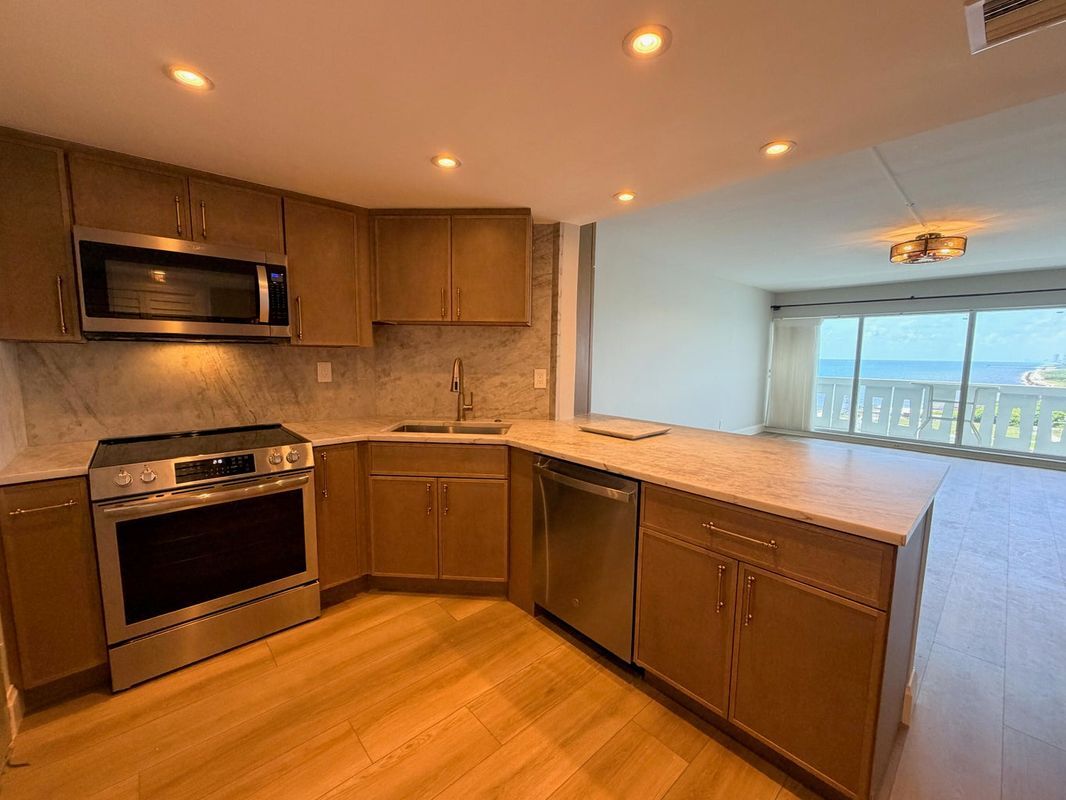 Building Photo - 2100 S Ocean Dr